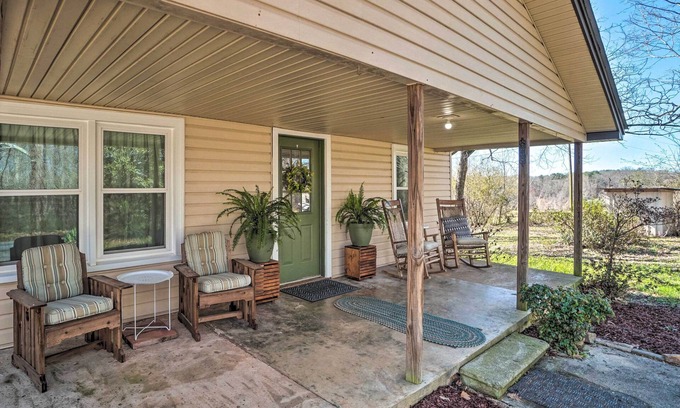 Dahlonega House | Wine Country Retreat w/Fire Pit + Sunroom!