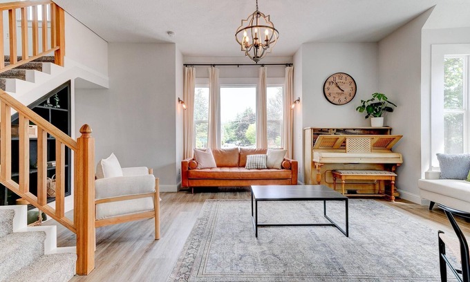 Newberg House | Wine Country Victorian - Two Kitchens - Walk to Town & Wineries