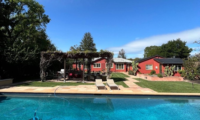 Sonoma Villa | Wine country villa, garden, pool, Jacuzzi, walk to Sonoma square