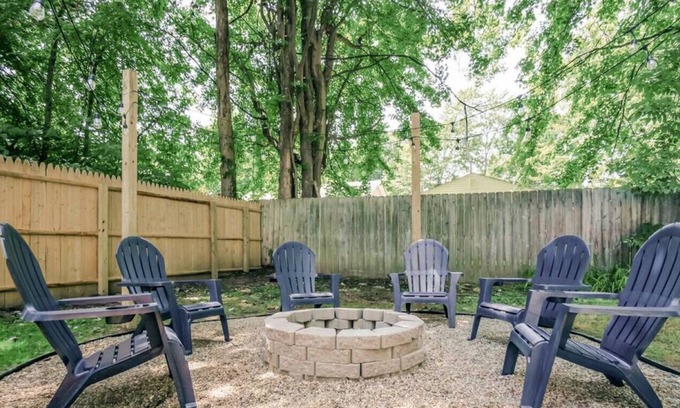 Lake Breeze Park Cottage | Wine Tour|Lake Erie|Cleveland| Geneva|Fire pit