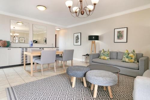 Stellenbosch Cabin | Winelands Golf Lodges 12