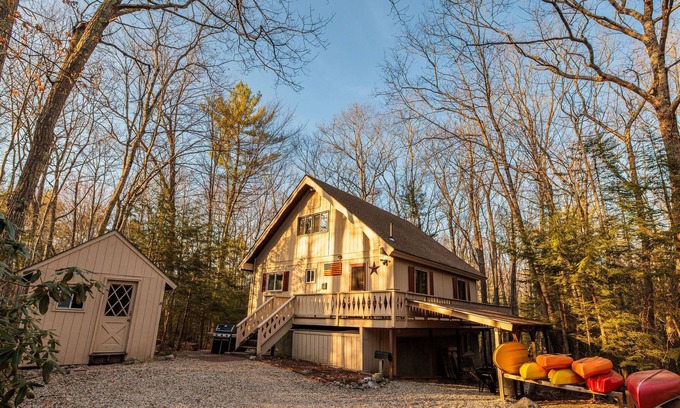 Moultonborough Ski Chalet | Winnipesaukee Cabin w beach/boat ramp access- .75 mile to the lake!