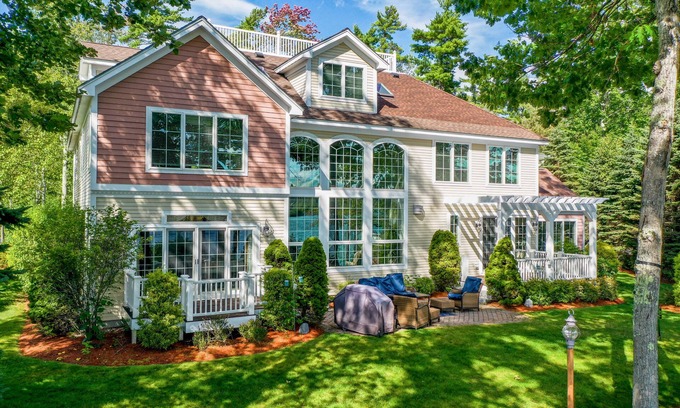Moultonborough House | Winnipesaukee Luxury Home for 14 Prime Location LABOR DAY WEEK SPECIAL