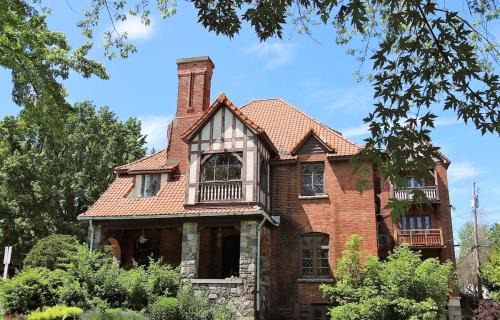 Sherbrooke Apartment | Winston Churchill