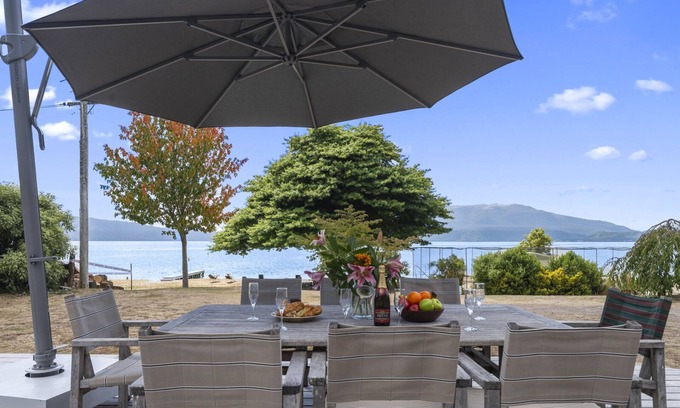 Lake Tarawera House | Winstone Cottage - Waterfront Lake Tarawera Home