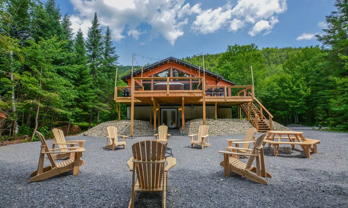 Lac-Superieur Cottage | Winter Escape 7 minutes away from Tremblant North side ski slopes/chairlifts