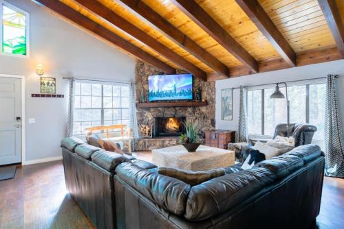 Moonridge House | Winter Getaway Spa Fire-table Close to slopes