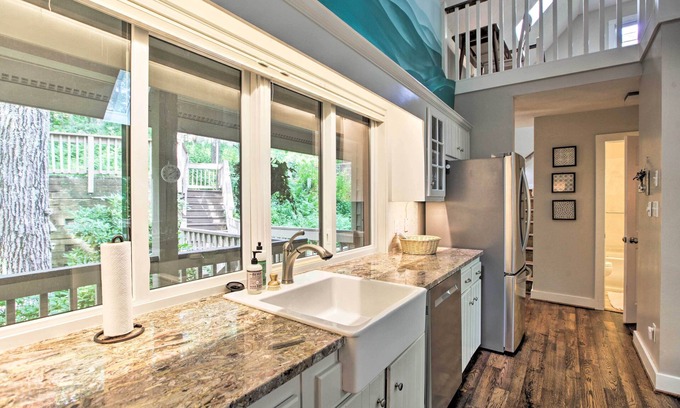 Treeloft Cottage | Wintergreen Resort Home w/2 Decks + Ski Access!
