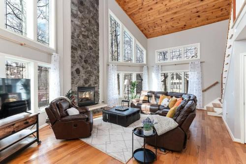Pedlars Edge Ski Chalet | Wintergreen Ridge Retreat - Family Home