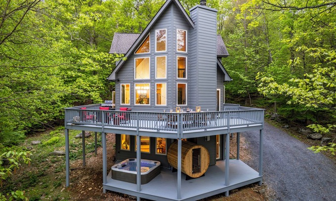 Chestnut Springs House | Wintergreen 5BR with Hot Tub, Sauna, Firepit