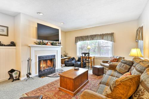 Ludlow Apartment | Winterplace Getaway A101