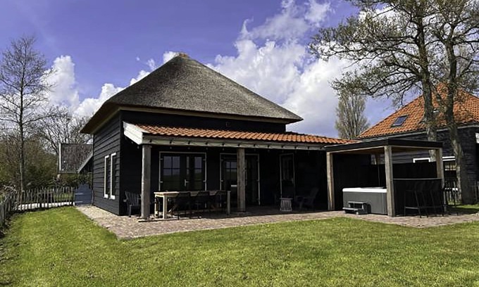 Hippolytushoef House | Wiringherlant by Interhome
