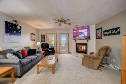 Lake Delton House | Wisconsin Dells Escape - Amazing Views - Pools