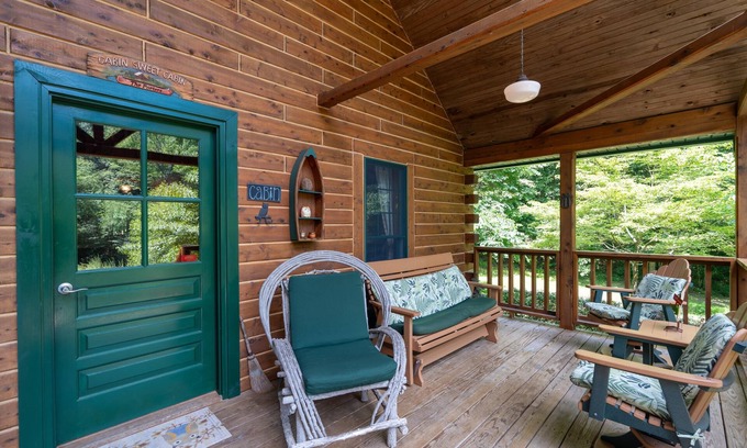 Eckerty Cabin | Wise Old Owl Cabin 5Star Family Fantastic Nov avail Polar Exp Train French Lickn