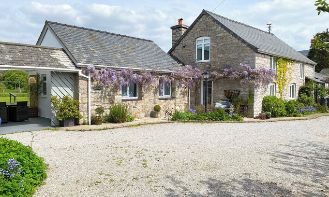 Llanbedr-dyffryn-clwyd Cottage | Wisteria Lodge at The Shipon