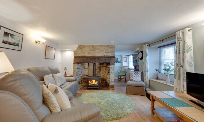 Torrington House | Wisteria Cottage - Two Bedroom House, Sleeps 4