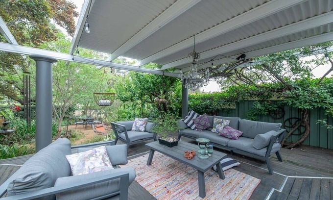 Dubbo House | Wisteria - Golfside Entertainer, Vintage Grandeur