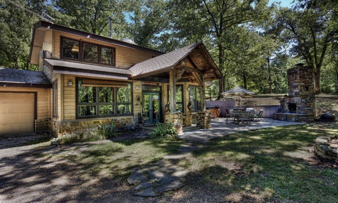 Eureka Springs Cabin | Wits End Cabin On 65 Gated Acres, Amazing Outdoor Fireplace & Hot Tub