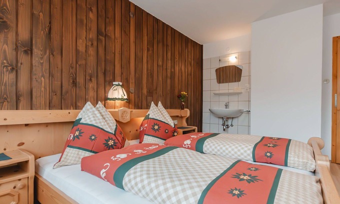 Schonbach Villa | Wonderful villa for 11 guests with WIFI, TV, terrace, panoramic view and parking