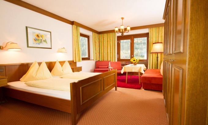 Bad Kleinkirchheim Bed & Breakfast | Wohn-schlafzimmer mit Balkon und Sitzecke - Hotel-garni Haus Sonnblick