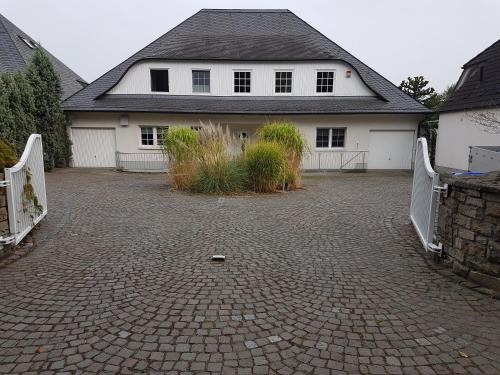 Herdecke Apartment | Wohnen im Souterrain einer Villa