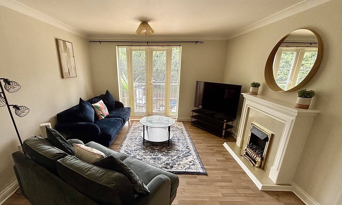 Woking Apartment | Woking 2-Bed Flat with Balcony, En-Suite and Parking