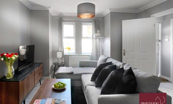 Knaphill House | Woking - Driveway Parking, Pets Welcome