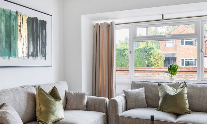 Knaphill House | Woking -Garden, Driveway Parking, 4Bed