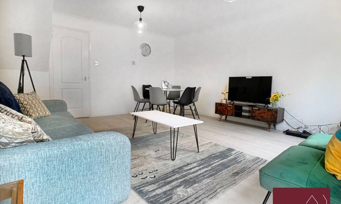 Knaphill House | Woking - Garden, Parking, Pets Welcome