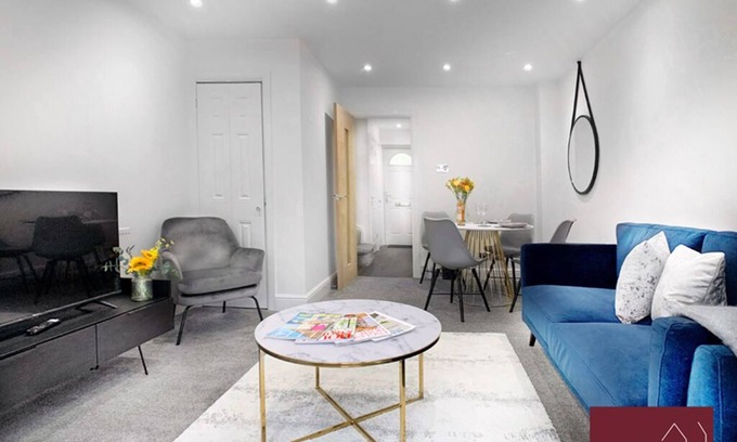 West End House | Woking - Parking, Garden, 2Bed