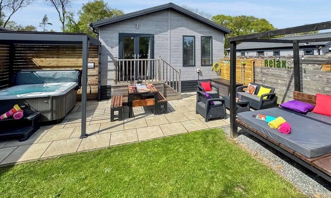 Raywell Ski Chalet | Wolds View Spa (Pet Garden)