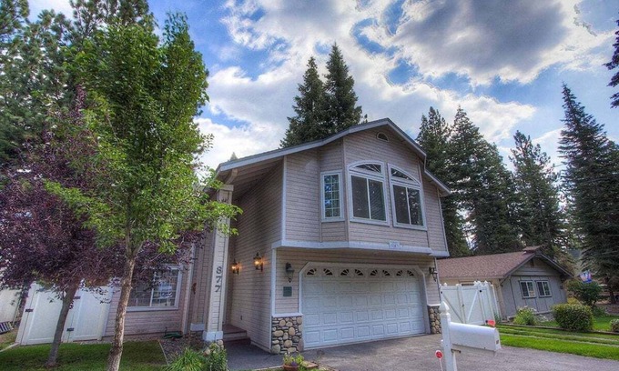 Tahoe Island House | Wolfpack Refuge-Hot Tub w/Landscaped Yard CYH1077