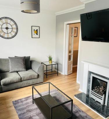 Wolverhampton House | Wolverhampton 3-Bed Home Garden 4 Beds Parking for 2 Vans Ideal for Contractors, NHS & Long Stays Near M6, Walsall & City Centre
