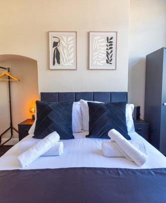 Tettenhall House | Wolverhampton 4 Bed home, Sleeps 7, Parking