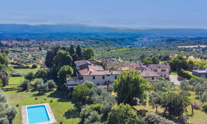 Castelfranco di Sopra Villa | Wonderful private villa with private pool, WIFI, TV, patio, pets allowed, panoramic view and par.