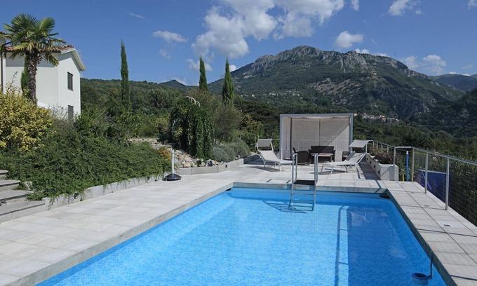 Villa Collemandina Villa | Wonderful 2 bedroom house, private pool, stunning mountain views, WIFI!
