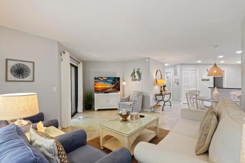 Shipyard Plantation House | Wonderful 2 BR w King and 2 Twins Large screen TVs Bikes & Beach Gear included