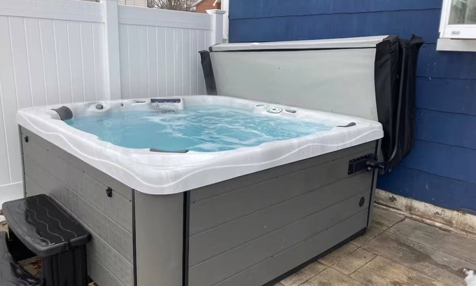 Bellville House | Wonderful 4-bedroom house with hot tub in Bellville