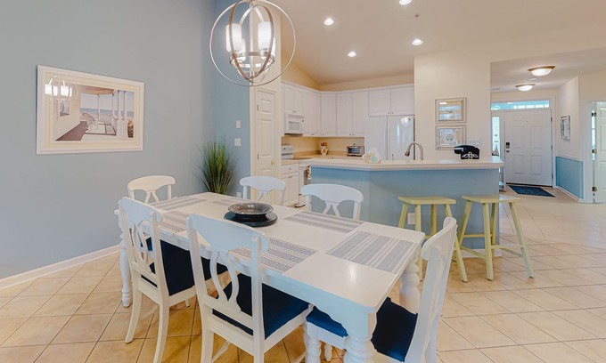 Sunset Island Condo | Wonderful Condo in Bayside Complex w/Shared Pool, Private Washer/Dryer, WiFi