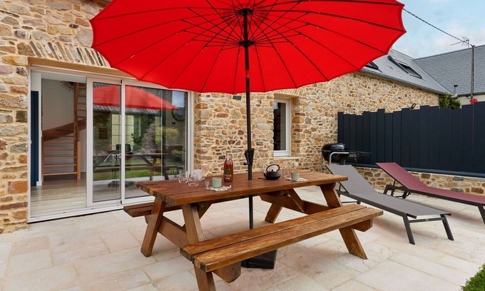 Creances House | Wonderful villa for 4 guests with WIFI, TV, terrace, pets allowed and parking