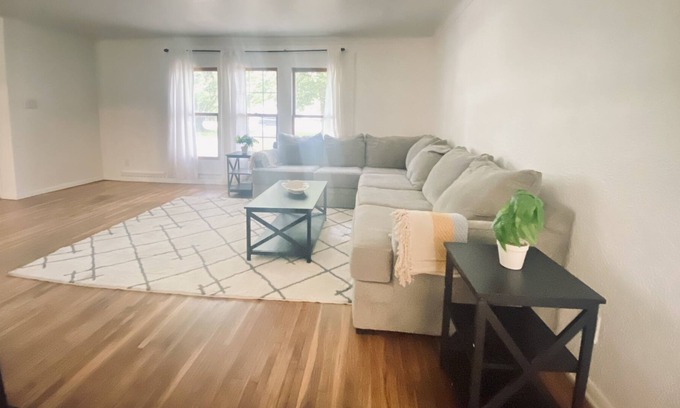 Bedford House | Wonderful Home Near Everything