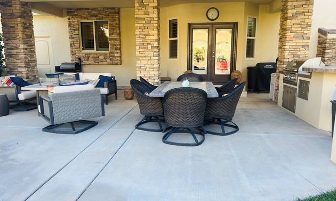 Bloomington House | Wonderful large family home, pool, hot tub, outdoor kitchen, Bear Claw Poppy