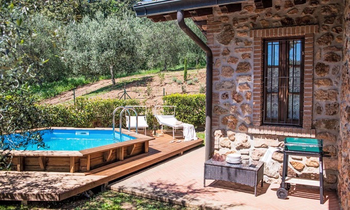 La Pesta House | Wonderful private villa with WIFI, private pool, A/C, TV, patio, pets allowed and parking