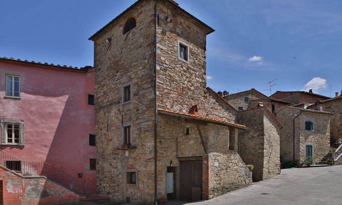Pergine Valdarno House | Wonderful private villa with A/C, hot tub, WIFI, TV, pets allowed and parking, close to Arezzo