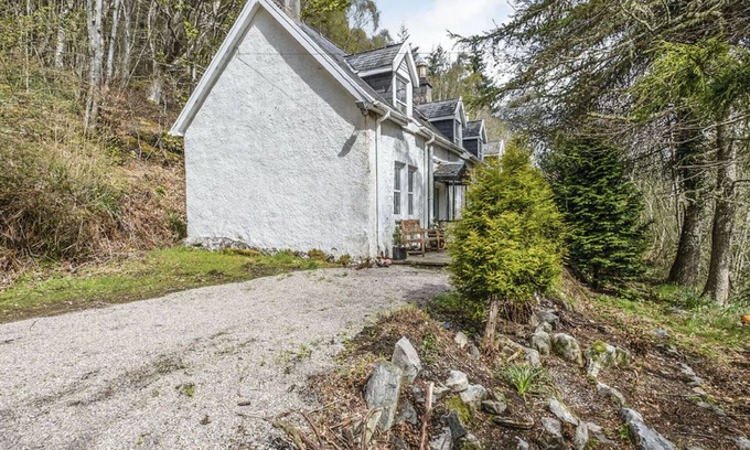 Invermoriston House | Wonderful private villa for 4 guests with WIFI, TV, patio and parking