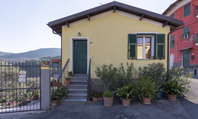 Villa Viani House | Wonderful private villa for 5 people with WIFI, terrace, pets allowed, panoramic view and parking