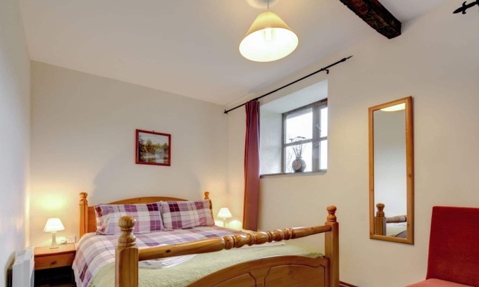Cilmeri House | Wonderful private villa for 4 guests with TV, patio and parking