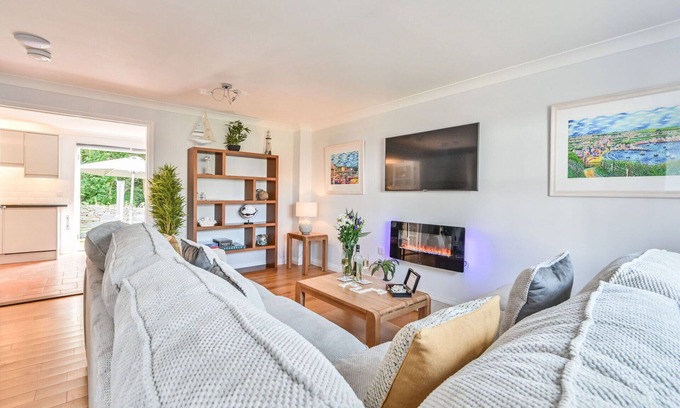 Charlestown House | Wonderful private villa for 10 people with WIFI, TV, patio and parking