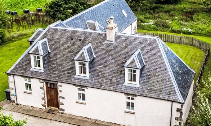 Glen Urquhart House | Wonderful private villa for 10 guests with WIFI, TV, terrace, pets allowed and parking
