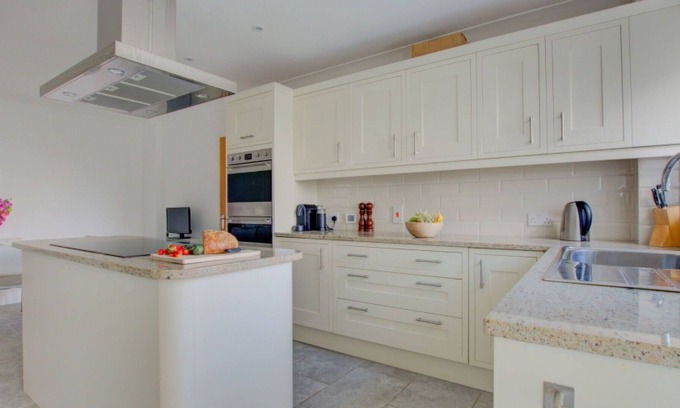 Constantine Bay House | Wonderful private villa for 12 guests with WIFI, TV, patio, pets allowed and parking